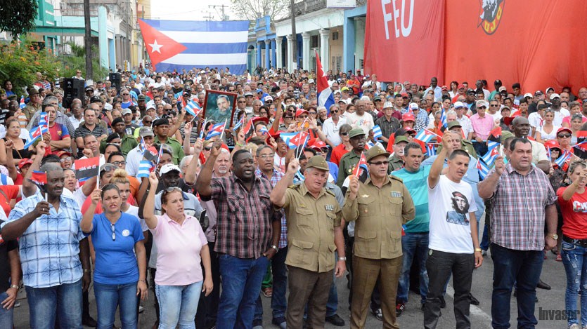 personas con banderas