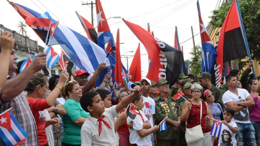 Pioneros con banderas