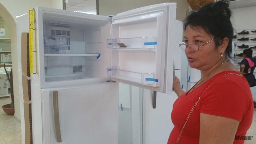 Mujer muestra refrigerador