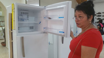 Mujer muestra refrigerador