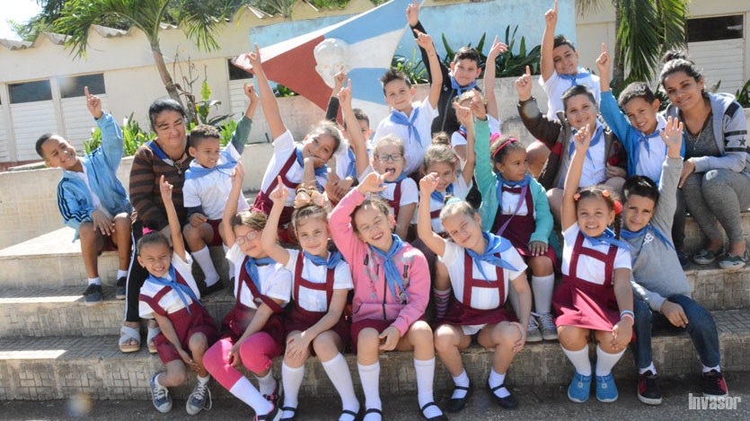 Niños con las maestras