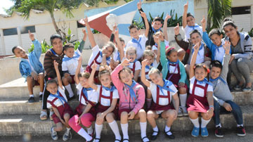 Niños con las maestras