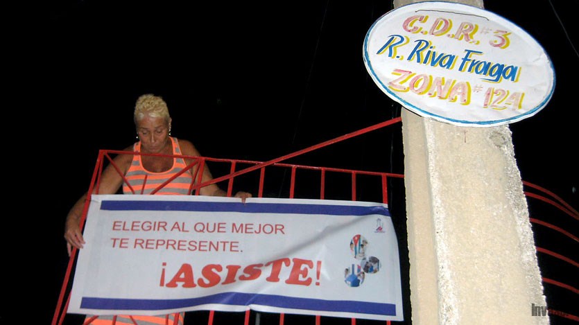 Mujer preparando cartel en techo