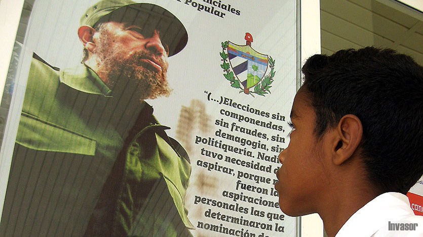 Niño mirando foto de Fidel