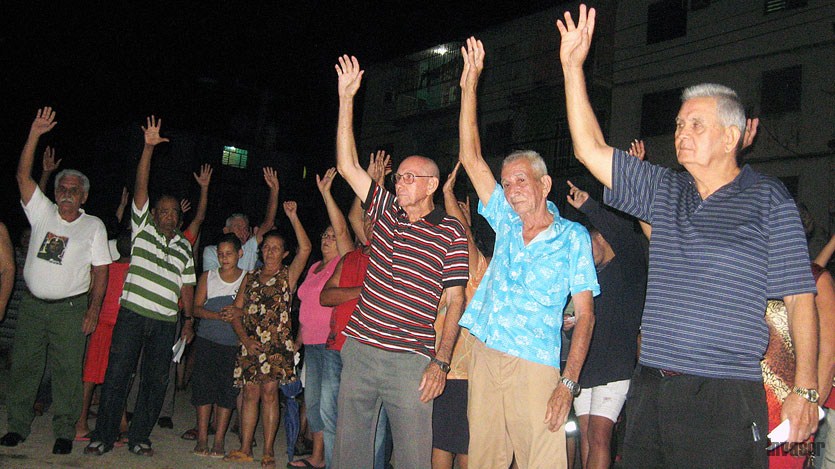 Electores con la mano en alto