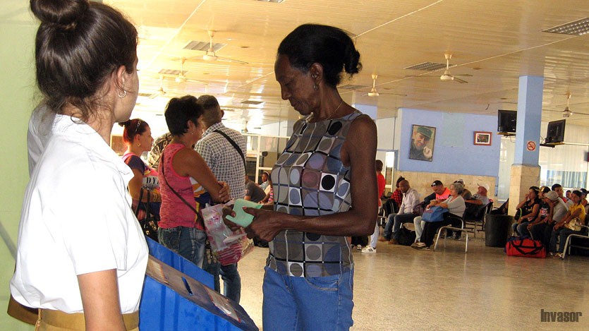 Mujer votando