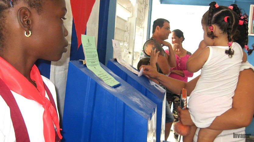 Mujer votando