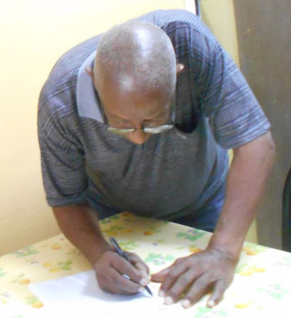 Hombre firmando