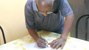 Hombre firmando