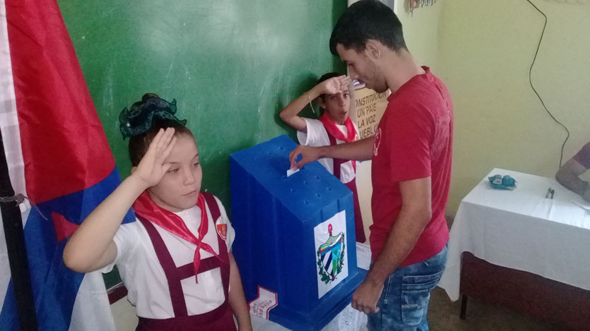 Joven votando