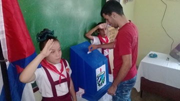 Joven votando