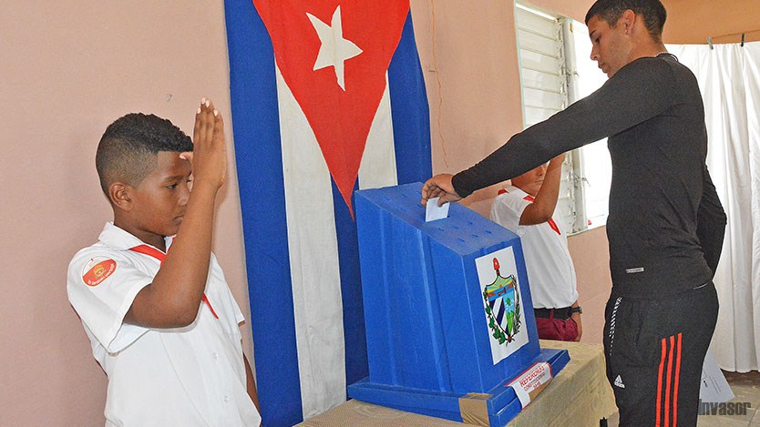 Joven votando