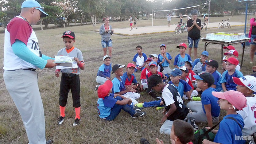 Niños con su entrenador
