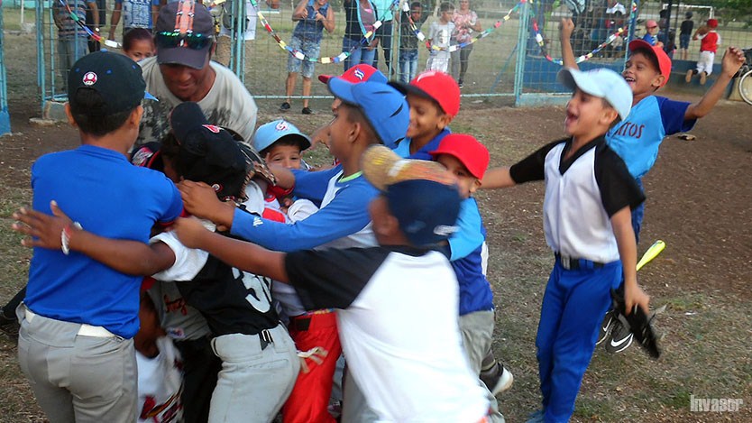 Niños con su entrenador