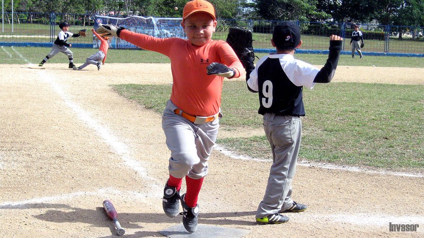 Niño jugando béisbol