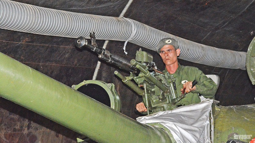 Militar preparándose