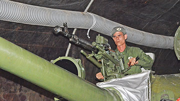 Militar preparándose