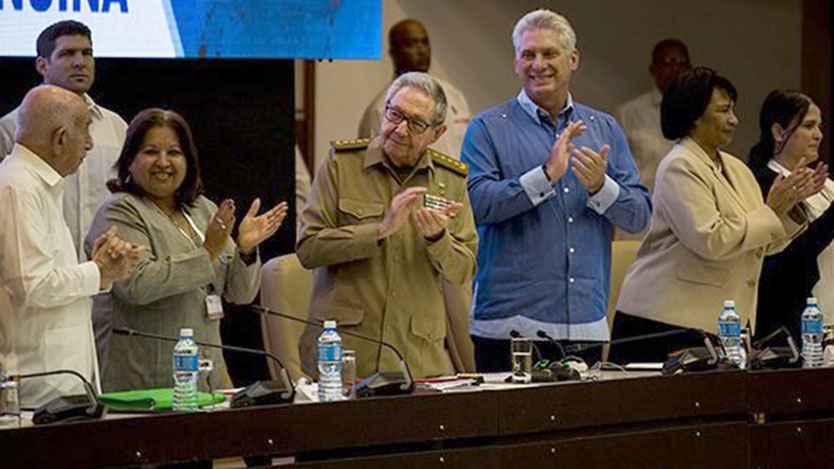 Raúl y Díaz-Canel en la clausura del Congreso de la FMC