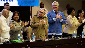 Raúl y Díaz-Canel en la clausura del Congreso de la FMC