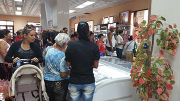 Personas en la tienda