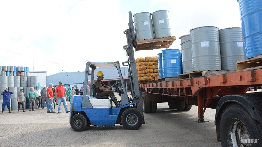 Hombre cargando tanques