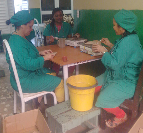 Mujeres almacenan medicamentos