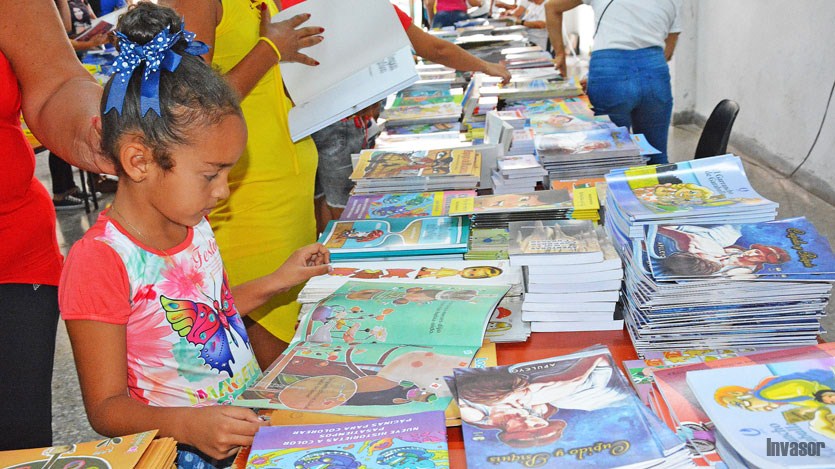 Niña en feria del libro