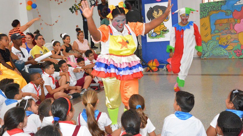 Niños juegan con los payasos