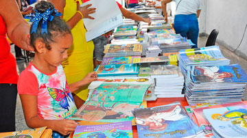Niña en feria del libro