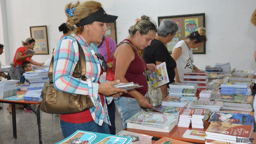 Mujeres en feria del libro