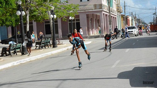 Joven patinando
