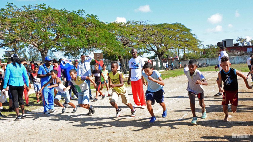 Niños corriendo