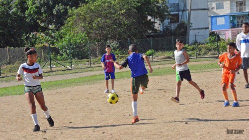 Niños jugando fútbol