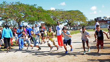 Niños corriendo