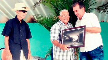 Volpino Rodríguez recibe reconocimiento