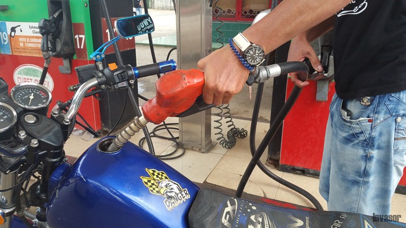 Hombre echando combustible 