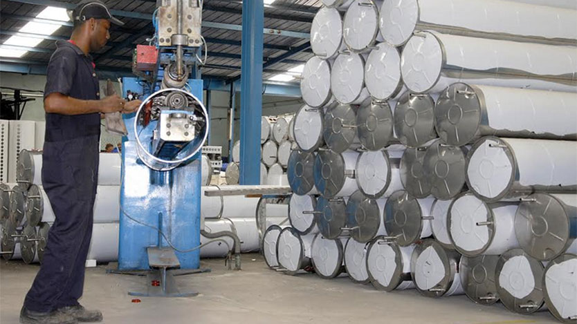 Hombre en la fabrica