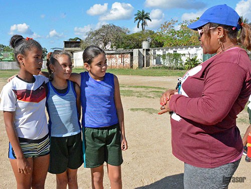 Profesora junto a las nilas