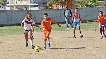 Niños juegan fútbol