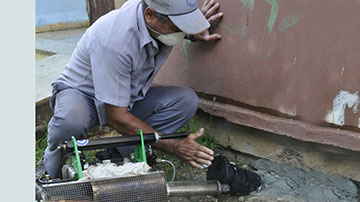 Hombre fumigando