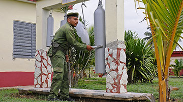 Militar preparándose