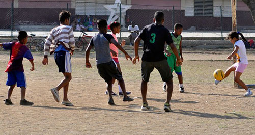 Niños juegan fútbol