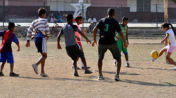 Niños juegan fútbol