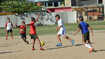 Niños juegan fútbol