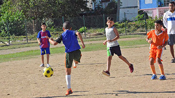 Niños juegan fútbol