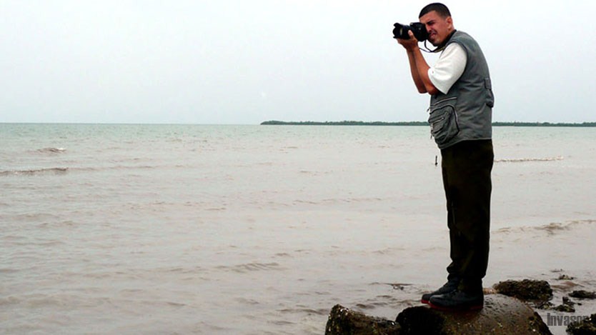 hombre tirando fotos