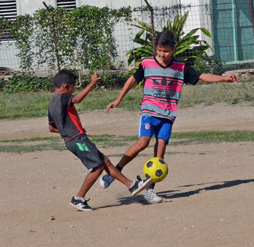 Niños juegan fútbol