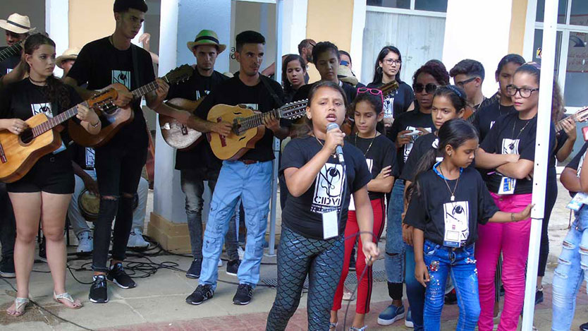 Niños cantando