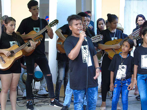 Niños cantando