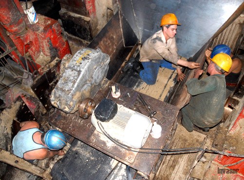 Trabajadores en el central